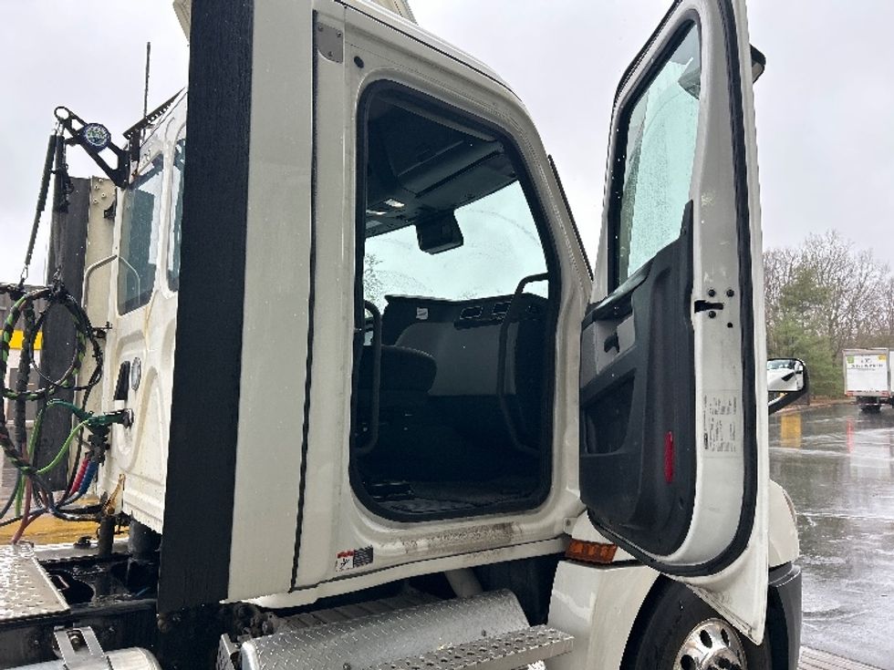 Day Cab Tractor-Heavy Duty Tractors-Freightliner-2022-T12664ST-Londonderry-NH-555,119\n\t\tmiles-$ 49,000 - Image 12