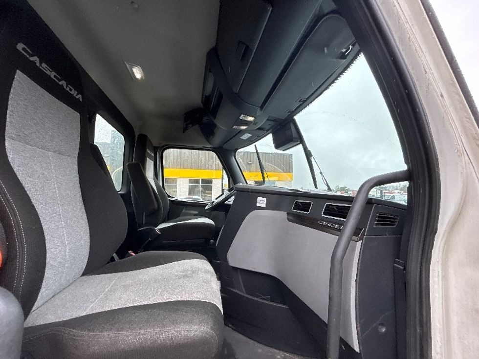Day Cab Tractor-Heavy Duty Tractors-Freightliner-2022-T12664ST-Londonderry-NH-555,119\n\t\tmiles-$ 49,000 - Image 14
