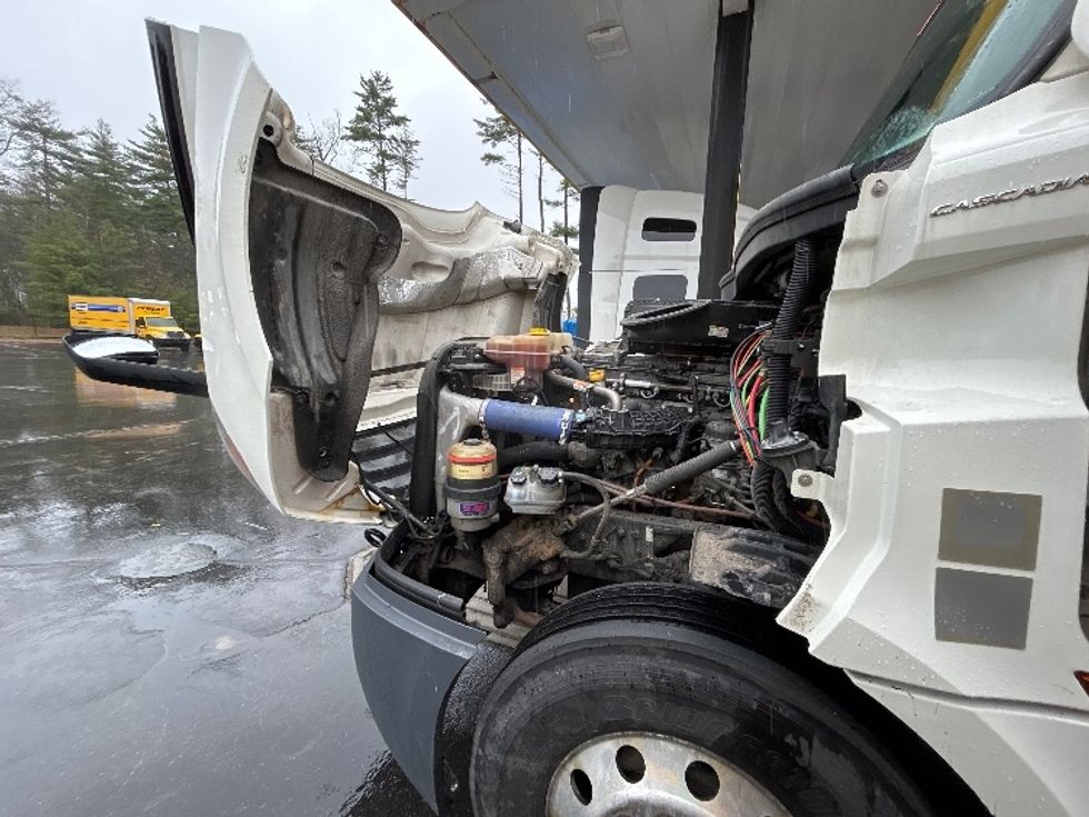 Day Cab Tractor-Heavy Duty Tractors-Freightliner-2022-T12664ST-Londonderry-NH-555,119\n\t\tmiles-$ 49,000 - Image 15