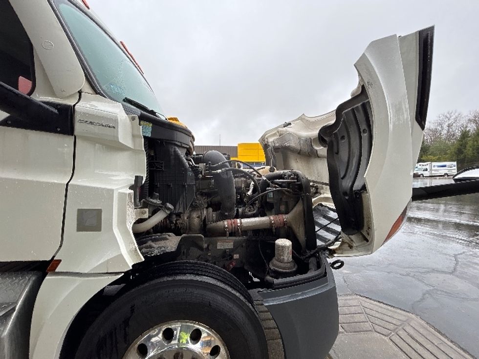 Day Cab Tractor-Heavy Duty Tractors-Freightliner-2022-T12664ST-Londonderry-NH-555,119\n\t\tmiles-$ 49,000 - Image 16