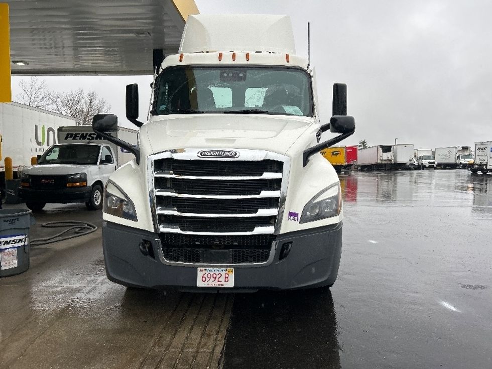 Day Cab Tractor-Heavy Duty Tractors-Freightliner-2022-T12664ST-Londonderry-NH-555,119\n\t\tmiles-$ 49,000 - Image 2