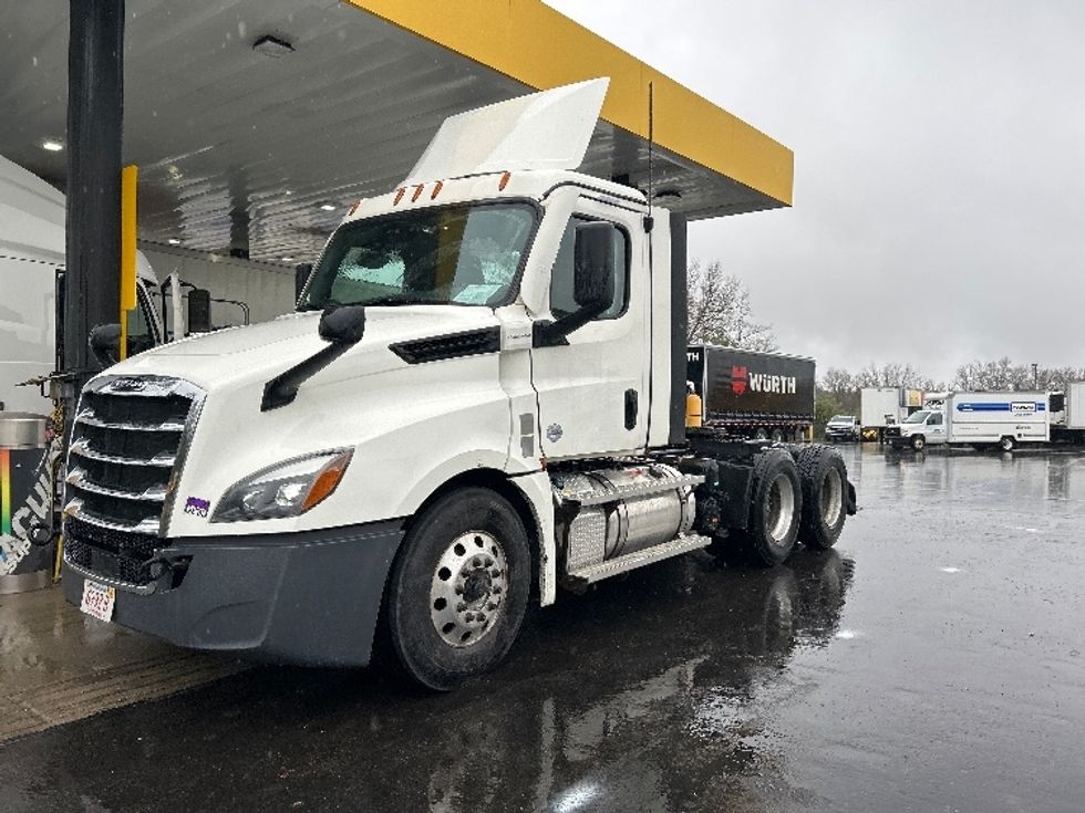 Day Cab Tractor-Heavy Duty Tractors-Freightliner-2022-T12664ST-Londonderry-NH-555,119\n\t\tmiles-$ 49,000 - Image 3