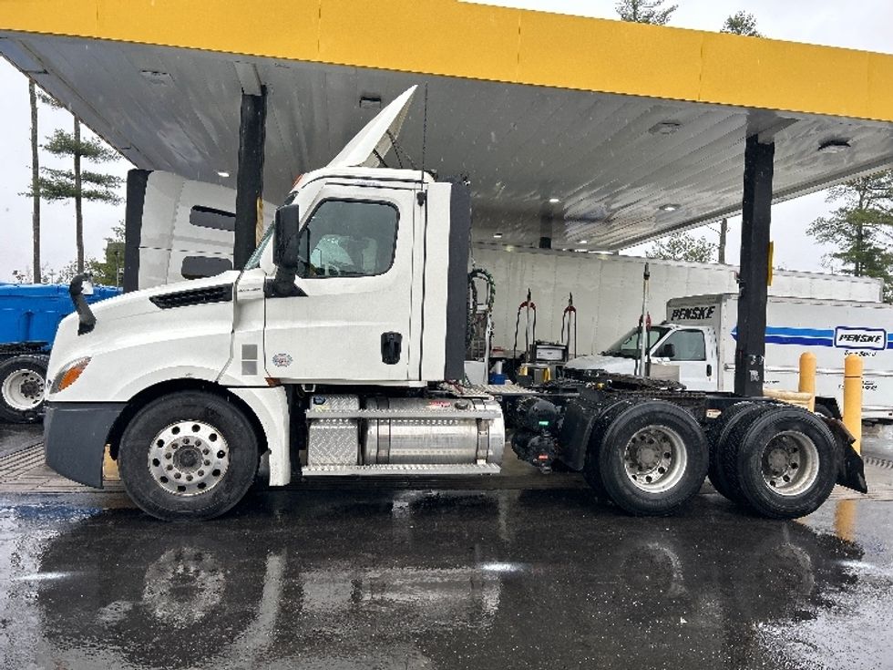 Day Cab Tractor-Heavy Duty Tractors-Freightliner-2022-T12664ST-Londonderry-NH-555,119\n\t\tmiles-$ 49,000 - Image 4