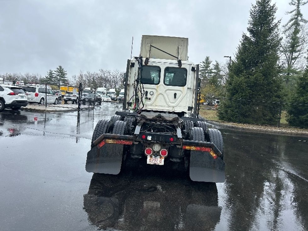 Day Cab Tractor-Heavy Duty Tractors-Freightliner-2022-T12664ST-Londonderry-NH-555,119\n\t\tmiles-$ 49,000 - Image 6