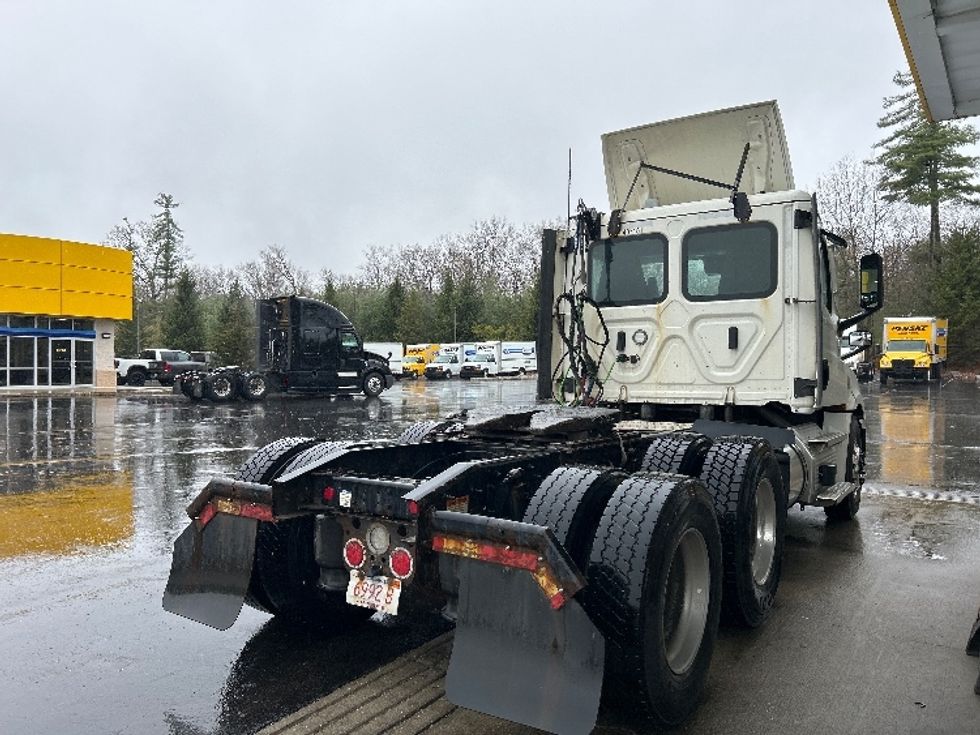 Day Cab Tractor-Heavy Duty Tractors-Freightliner-2022-T12664ST-Londonderry-NH-555,119\n\t\tmiles-$ 49,000 - Image 7