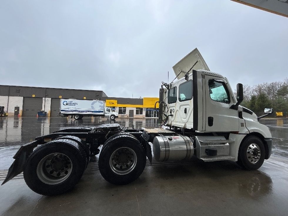 Day Cab Tractor-Heavy Duty Tractors-Freightliner-2022-T12664ST-Londonderry-NH-555,119\n\t\tmiles-$ 49,000 - Image 8