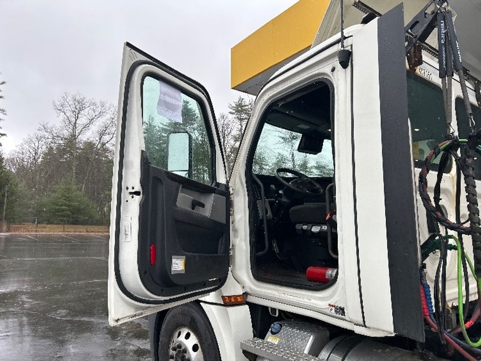 Day Cab Tractor-Heavy Duty Tractors-Freightliner-2022-T12664ST-Londonderry-NH-555,119\n\t\tmiles-$ 49,000 - Image 9