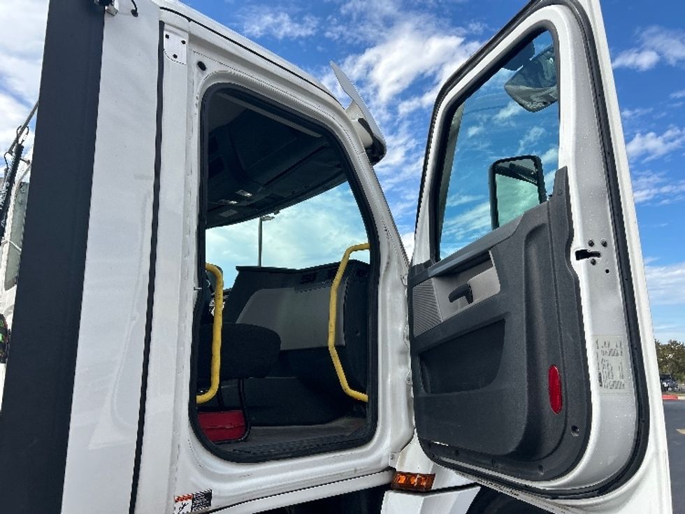 Day Cab Tractor-Heavy Duty Tractors-Freightliner-2022-T12664ST-Lowell-AR-363,608\n\t\tmiles-$ 71,250 - Image 12