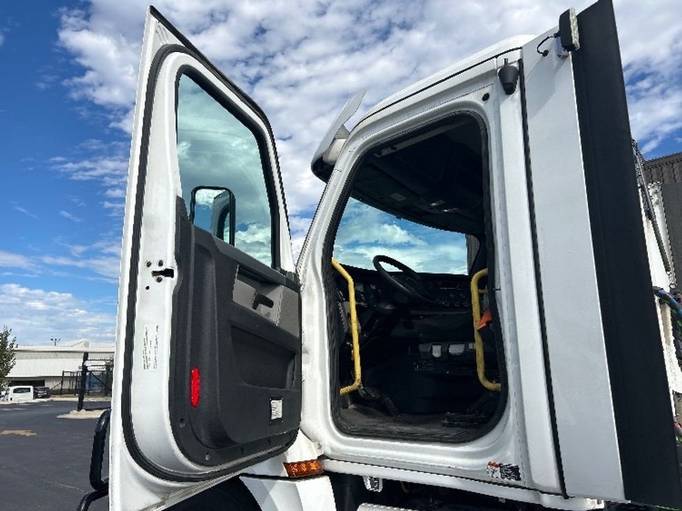 Day Cab Tractor-Heavy Duty Tractors-Freightliner-2022-T12664ST-Lowell-AR-363,608\n\t\tmiles-$ 71,250 - Image 9