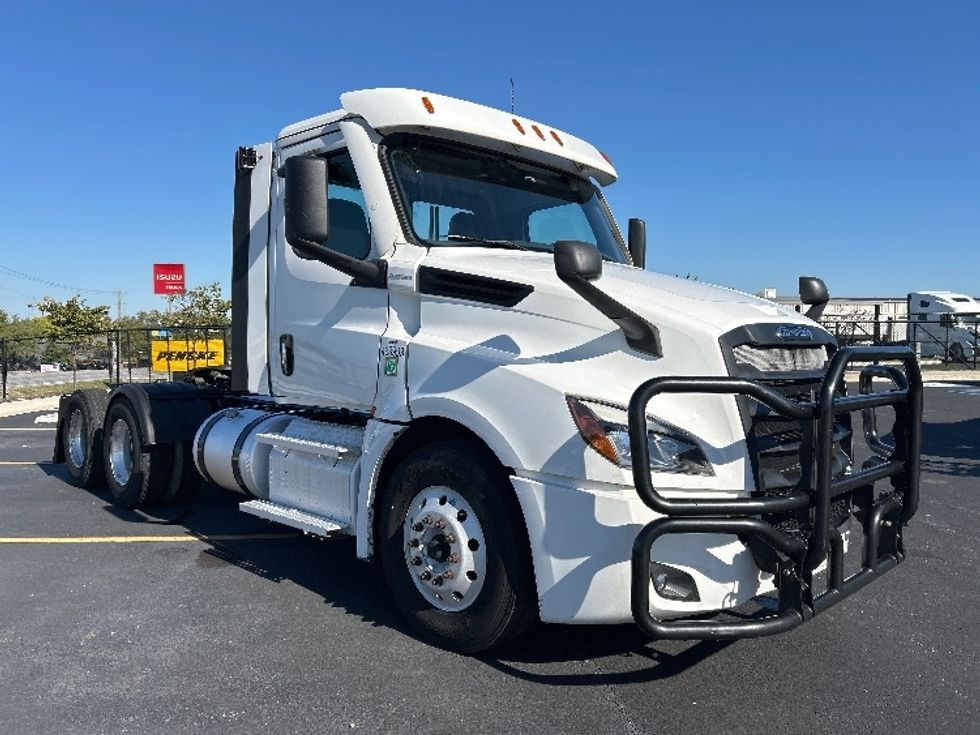 Day Cab Tractor-Heavy Duty Tractors-Freightliner-2022-T12664ST-Lowell-AR-392,390\n\t\tmiles-$ 68,250 - Image 1