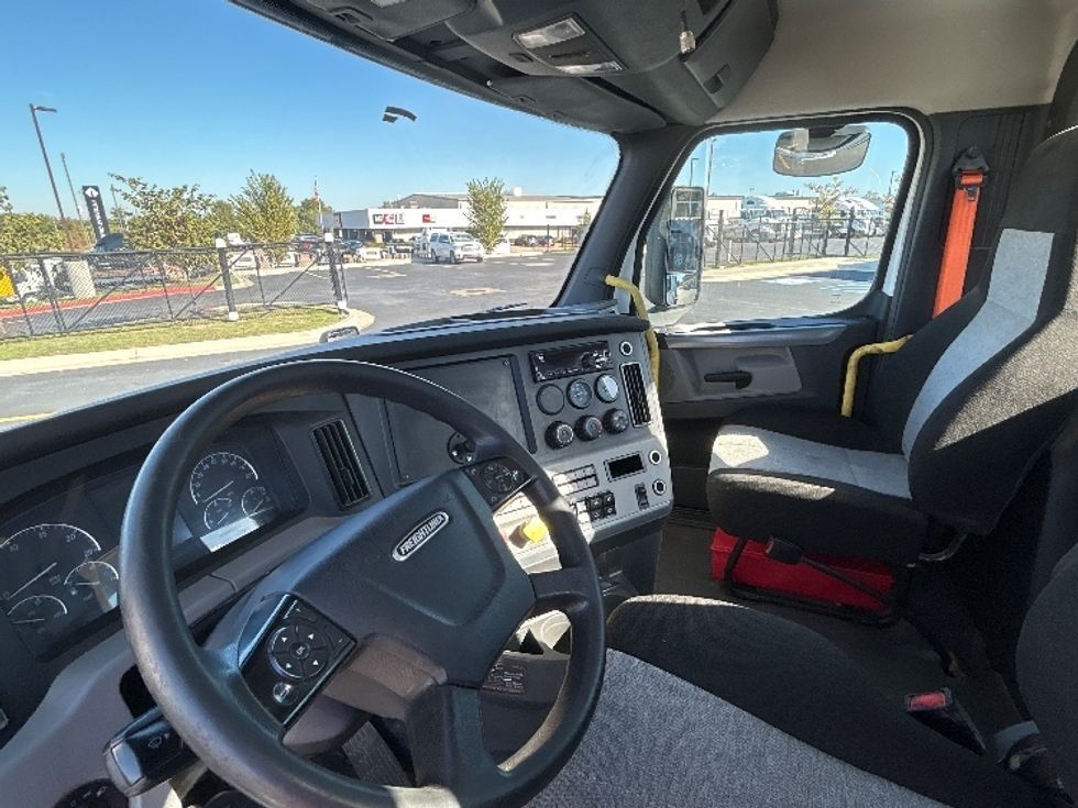 Day Cab Tractor-Heavy Duty Tractors-Freightliner-2022-T12664ST-Lowell-AR-392,390\n\t\tmiles-$ 68,250 - Image 10