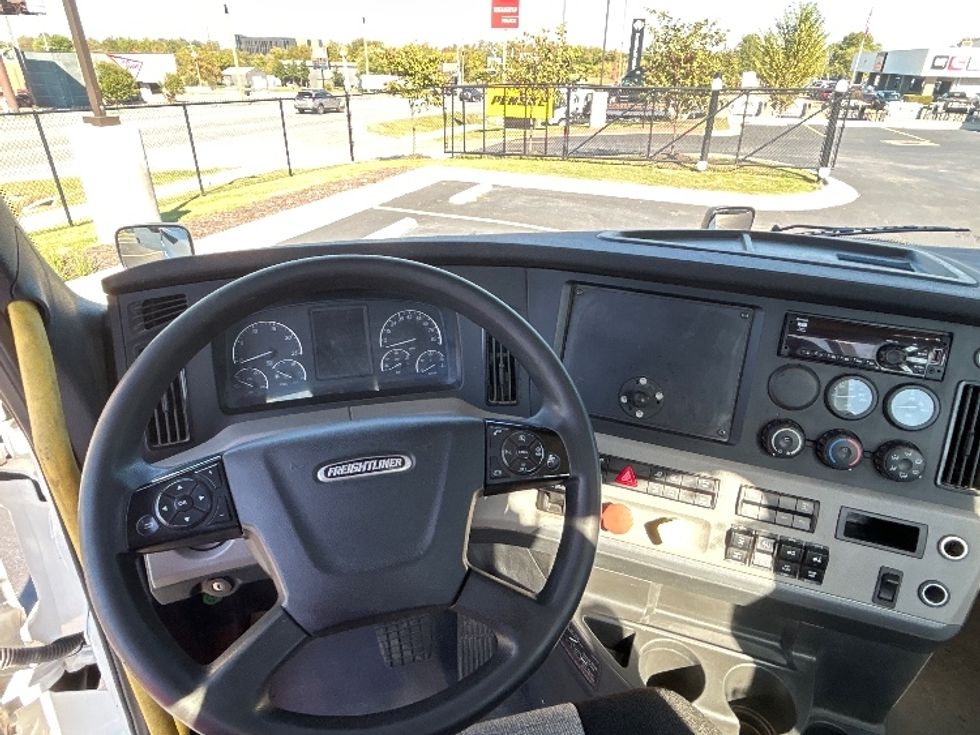 Day Cab Tractor-Heavy Duty Tractors-Freightliner-2022-T12664ST-Lowell-AR-392,390\n\t\tmiles-$ 68,250 - Image 11