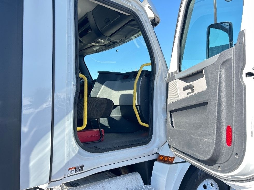 Day Cab Tractor-Heavy Duty Tractors-Freightliner-2022-T12664ST-Lowell-AR-392,390\n\t\tmiles-$ 68,250 - Image 12