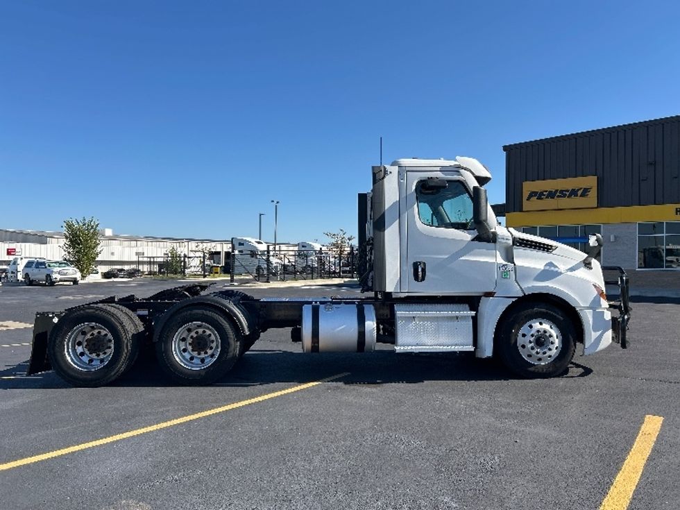 Day Cab Tractor-Heavy Duty Tractors-Freightliner-2022-T12664ST-Lowell-AR-392,390\n\t\tmiles-$ 68,250 - Image 8