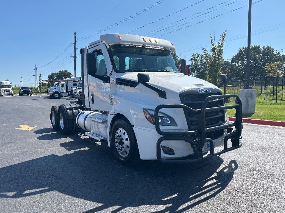 Day Cab Tractor-Heavy Duty Tractors-Freightliner-2022-T12664ST-Lowell-AR-432,182\n\t\tmiles-$ 64,250 - Image 1