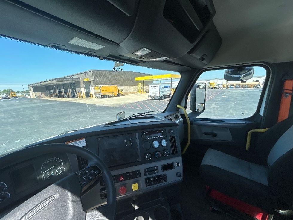 Day Cab Tractor-Heavy Duty Tractors-Freightliner-2022-T12664ST-Lowell-AR-432,182\n\t\tmiles-$ 64,250 - Image 10
