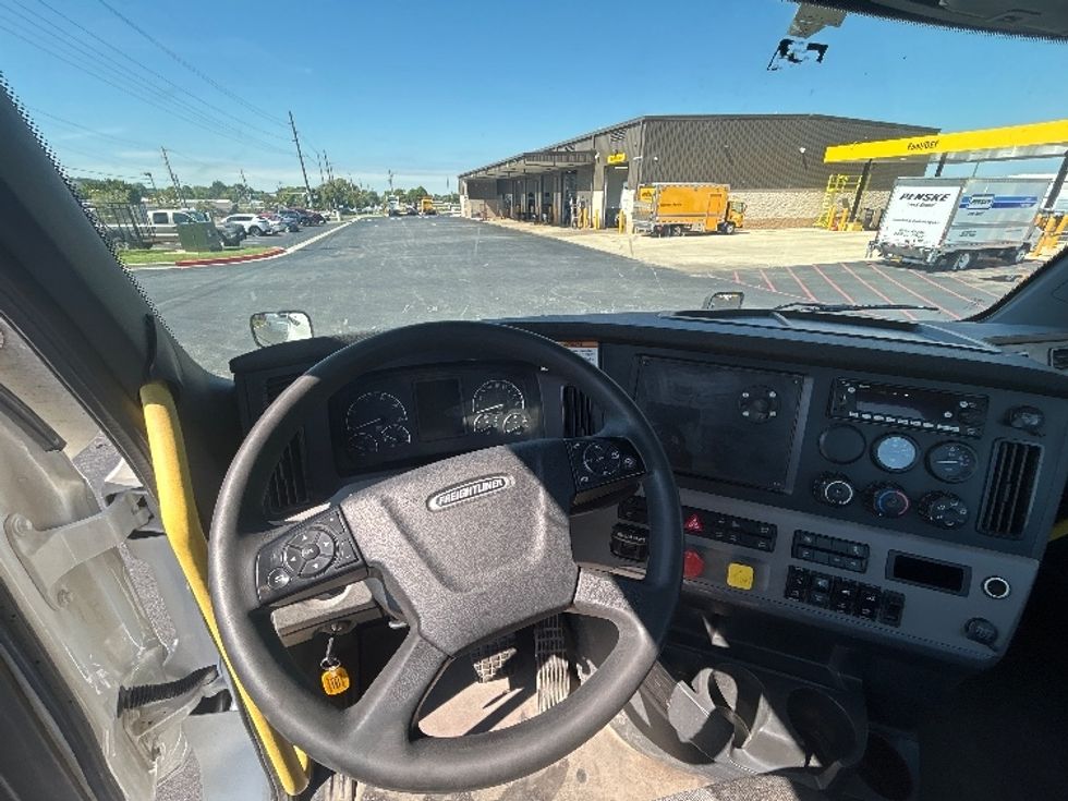 Day Cab Tractor-Heavy Duty Tractors-Freightliner-2022-T12664ST-Lowell-AR-432,182\n\t\tmiles-$ 64,250 - Image 11