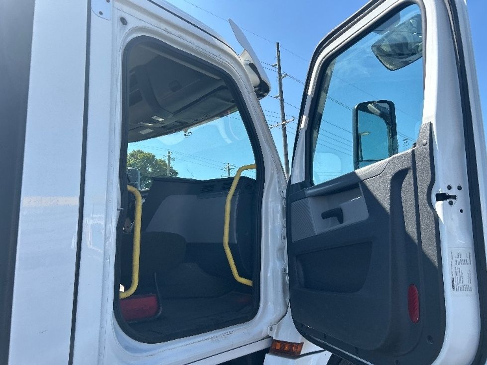Day Cab Tractor-Heavy Duty Tractors-Freightliner-2022-T12664ST-Lowell-AR-432,182\n\t\tmiles-$ 64,250 - Image 12