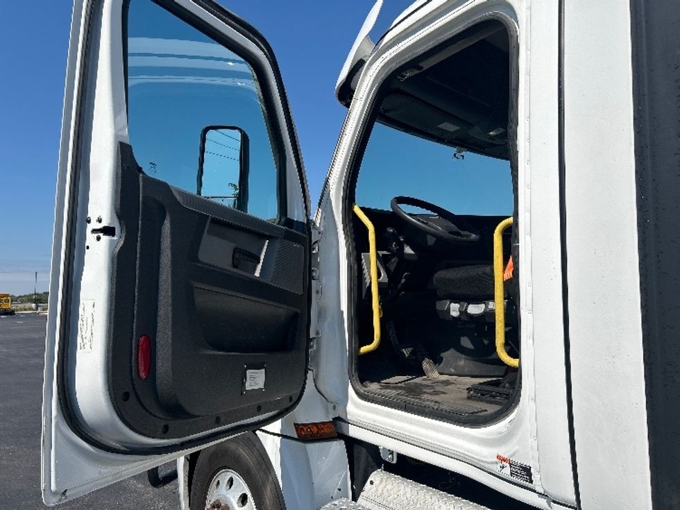 Day Cab Tractor-Heavy Duty Tractors-Freightliner-2022-T12664ST-Lowell-AR-432,182\n\t\tmiles-$ 64,250 - Image 9