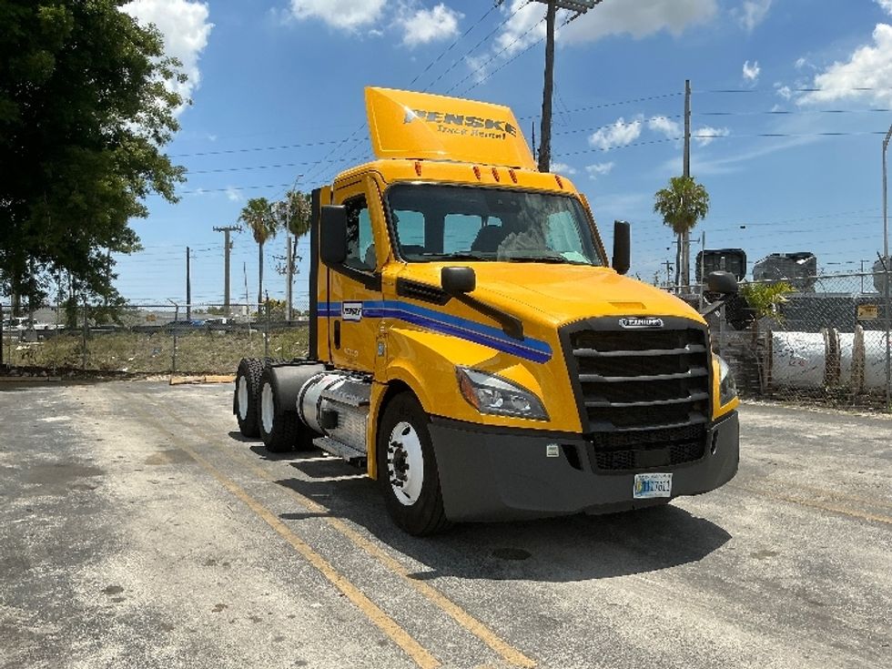 Day Cab Tractor-Heavy Duty Tractors-Freightliner-2022-T12664ST-Miami-FL-131,171\n\t\tmiles-$ 82,500 - Image 1