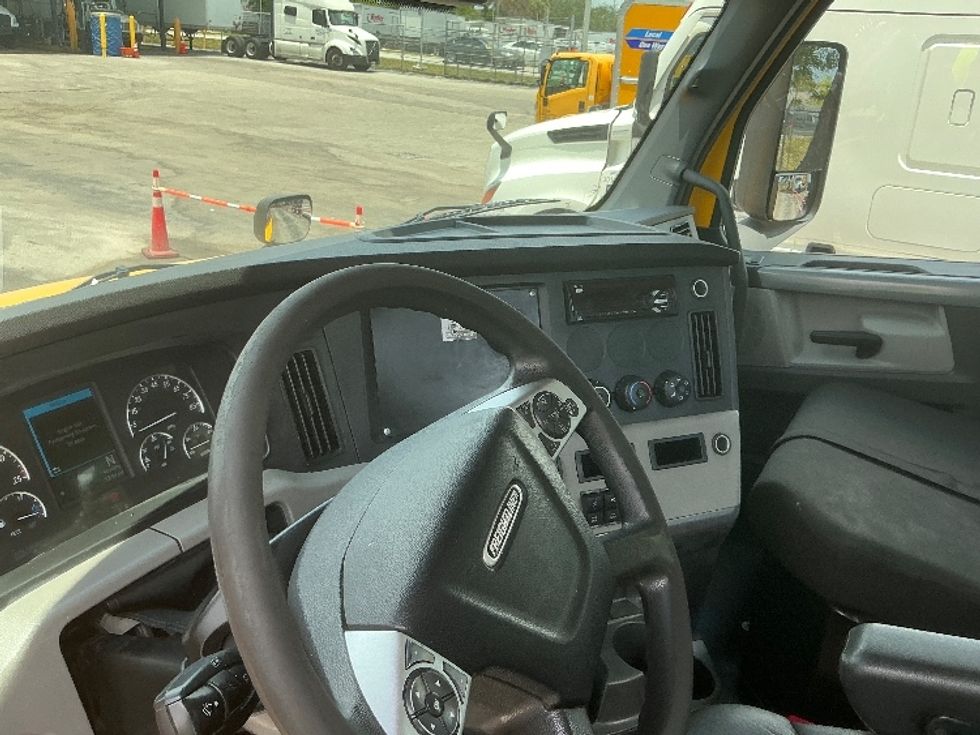 Day Cab Tractor-Heavy Duty Tractors-Freightliner-2022-T12664ST-Miami-FL-131,171\n\t\tmiles-$ 82,500 - Image 10
