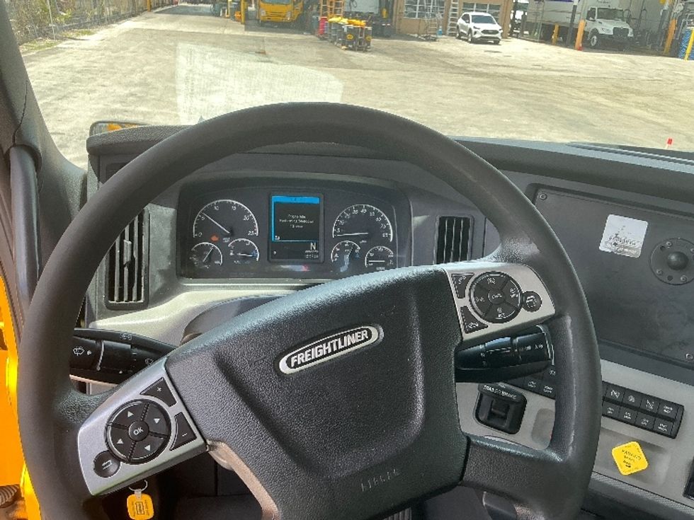 Day Cab Tractor-Heavy Duty Tractors-Freightliner-2022-T12664ST-Miami-FL-131,171\n\t\tmiles-$ 82,500 - Image 11