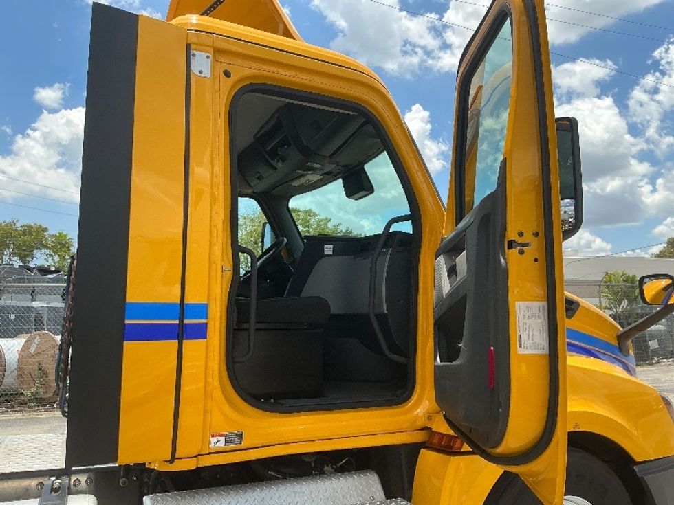 Day Cab Tractor-Heavy Duty Tractors-Freightliner-2022-T12664ST-Miami-FL-131,171\n\t\tmiles-$ 82,500 - Image 12