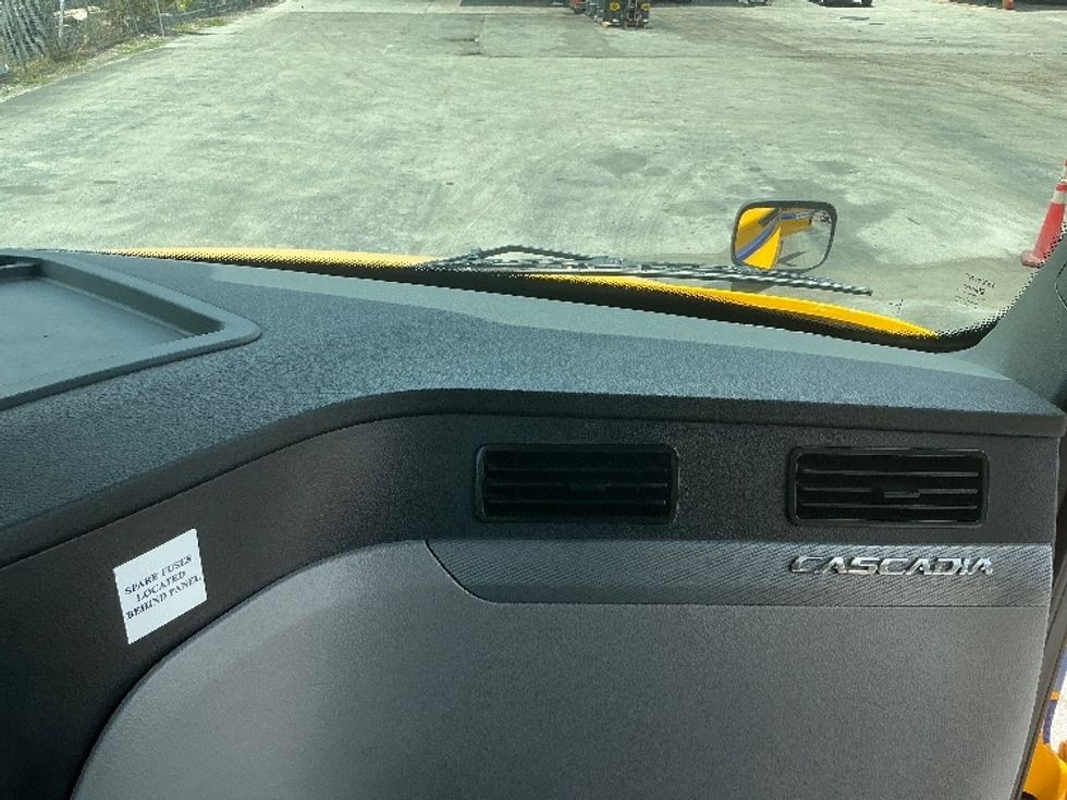 Day Cab Tractor-Heavy Duty Tractors-Freightliner-2022-T12664ST-Miami-FL-131,171\n\t\tmiles-$ 82,500 - Image 13