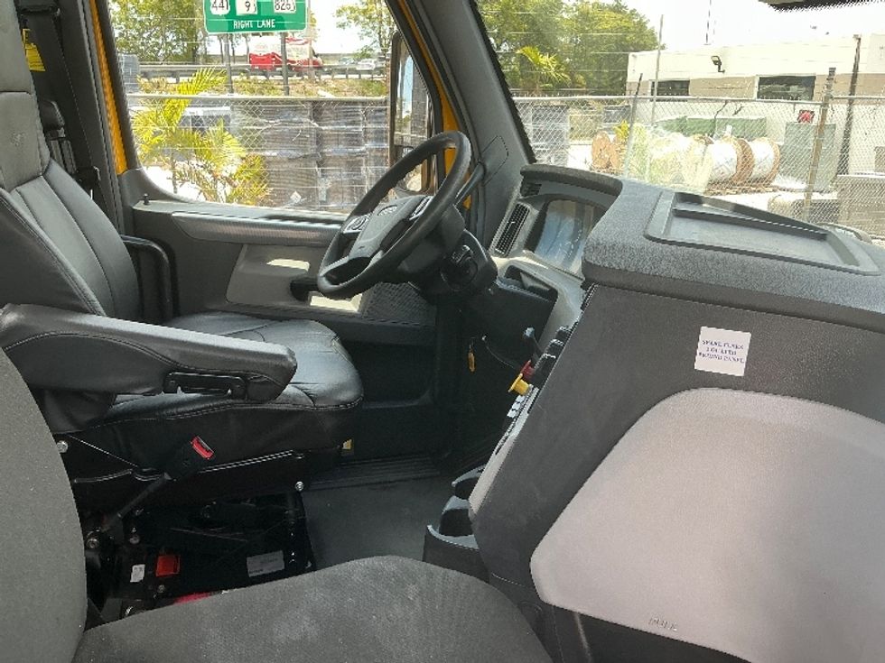 Day Cab Tractor-Heavy Duty Tractors-Freightliner-2022-T12664ST-Miami-FL-131,171\n\t\tmiles-$ 82,500 - Image 14