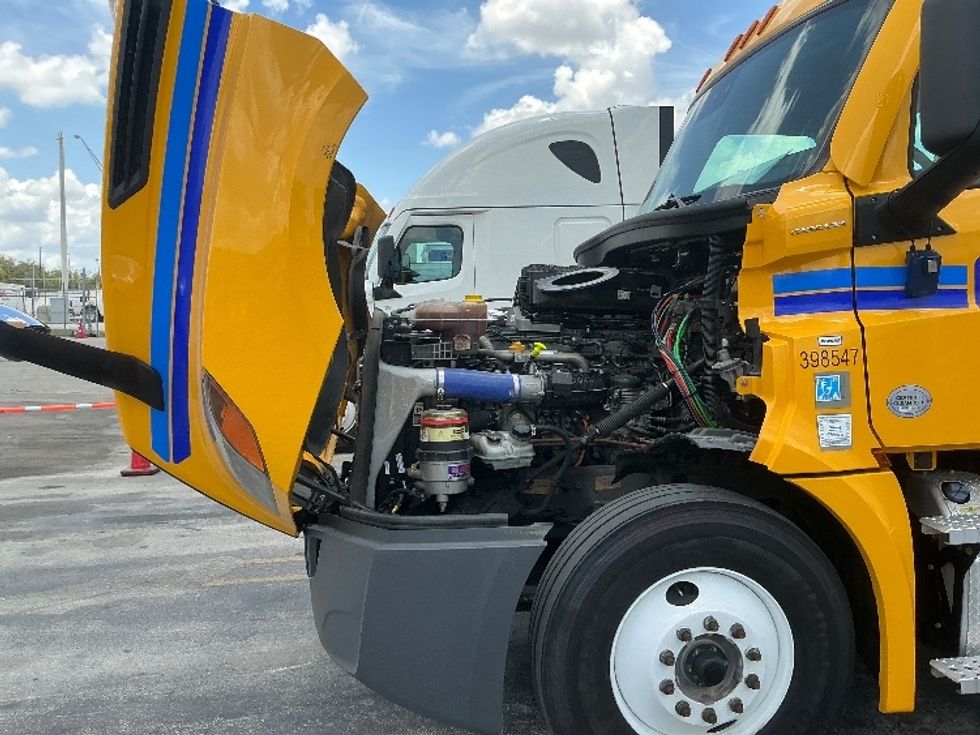 Day Cab Tractor-Heavy Duty Tractors-Freightliner-2022-T12664ST-Miami-FL-131,171\n\t\tmiles-$ 82,500 - Image 16