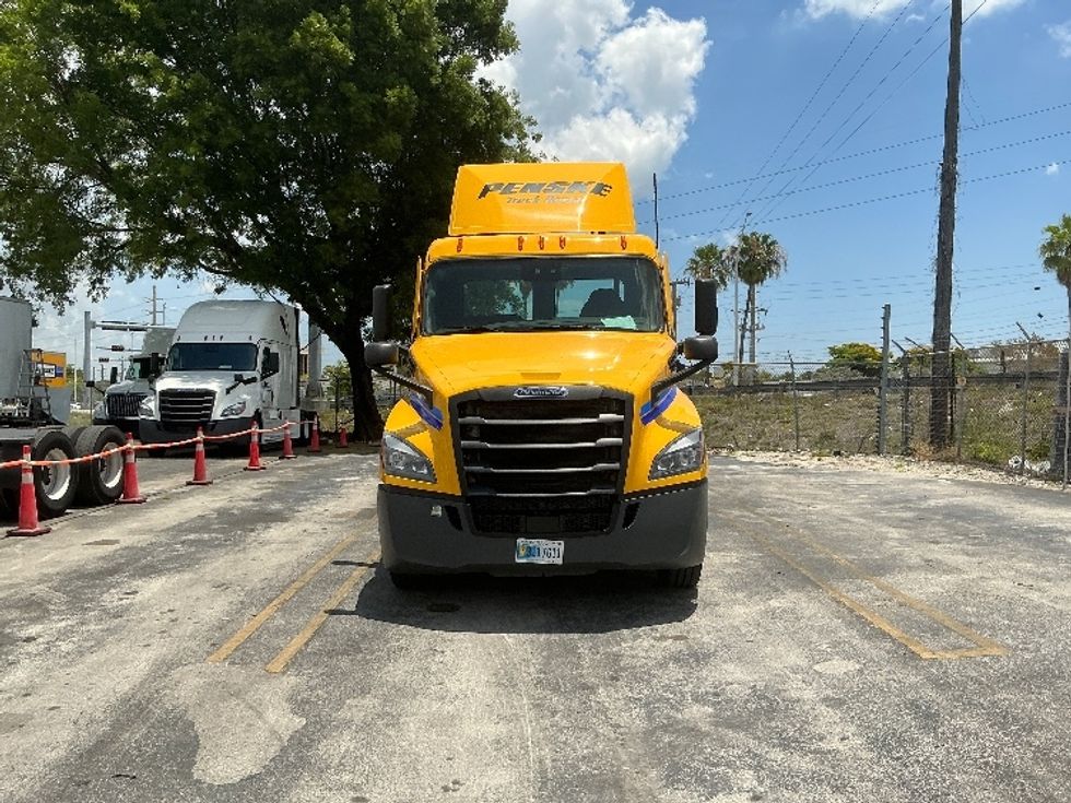 Day Cab Tractor-Heavy Duty Tractors-Freightliner-2022-T12664ST-Miami-FL-131,171\n\t\tmiles-$ 82,500 - Image 2