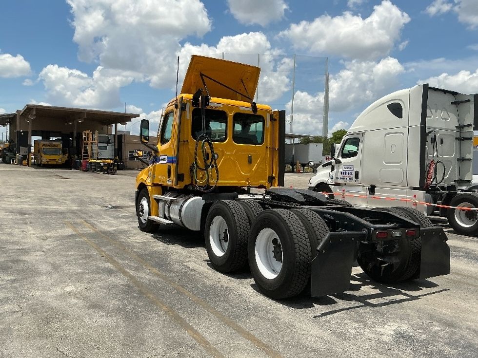 Day Cab Tractor-Heavy Duty Tractors-Freightliner-2022-T12664ST-Miami-FL-131,171\n\t\tmiles-$ 82,500 - Image 5