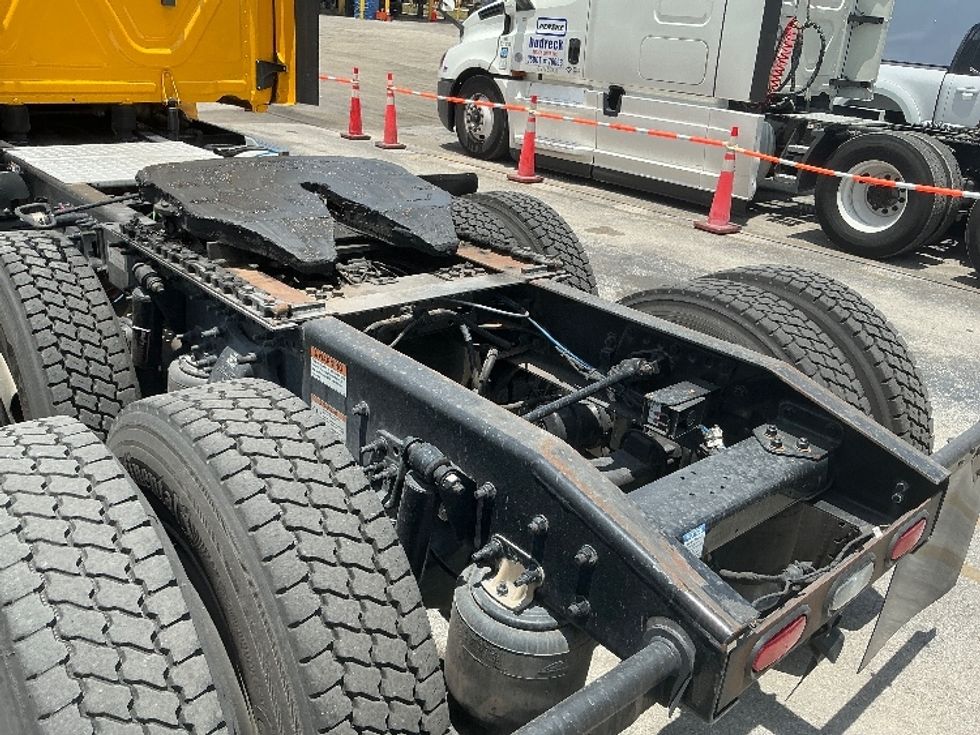 Day Cab Tractor-Heavy Duty Tractors-Freightliner-2022-T12664ST-Miami-FL-131,171\n\t\tmiles-$ 82,500 - Image 6