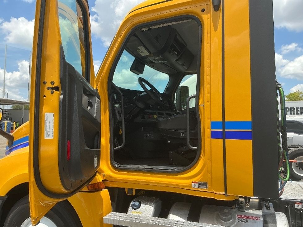 Day Cab Tractor-Heavy Duty Tractors-Freightliner-2022-T12664ST-Miami-FL-131,171\n\t\tmiles-$ 82,500 - Image 9