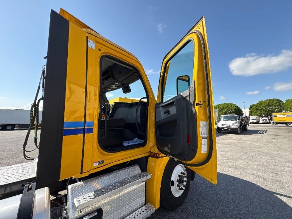Day Cab Tractor-Heavy Duty Tractors-Freightliner-2022-T12664ST-Miami-FL-162,913\n\t\tmiles-$ 80,750 - Image 12
