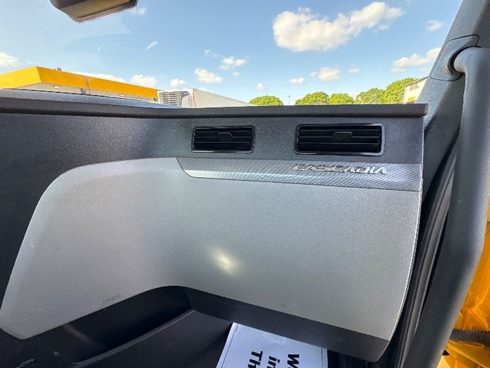 Day Cab Tractor-Heavy Duty Tractors-Freightliner-2022-T12664ST-Miami-FL-162,913\n\t\tmiles-$ 80,750 - Image 13