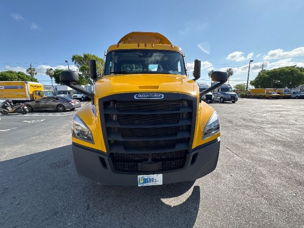 Day Cab Tractor-Heavy Duty Tractors-Freightliner-2022-T12664ST-Miami-FL-162,913\n\t\tmiles-$ 80,750 - Image 2