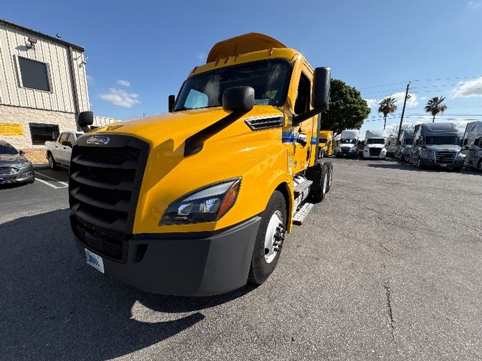 Day Cab Tractor-Heavy Duty Tractors-Freightliner-2022-T12664ST-Miami-FL-162,913\n\t\tmiles-$ 80,750 - Image 3
