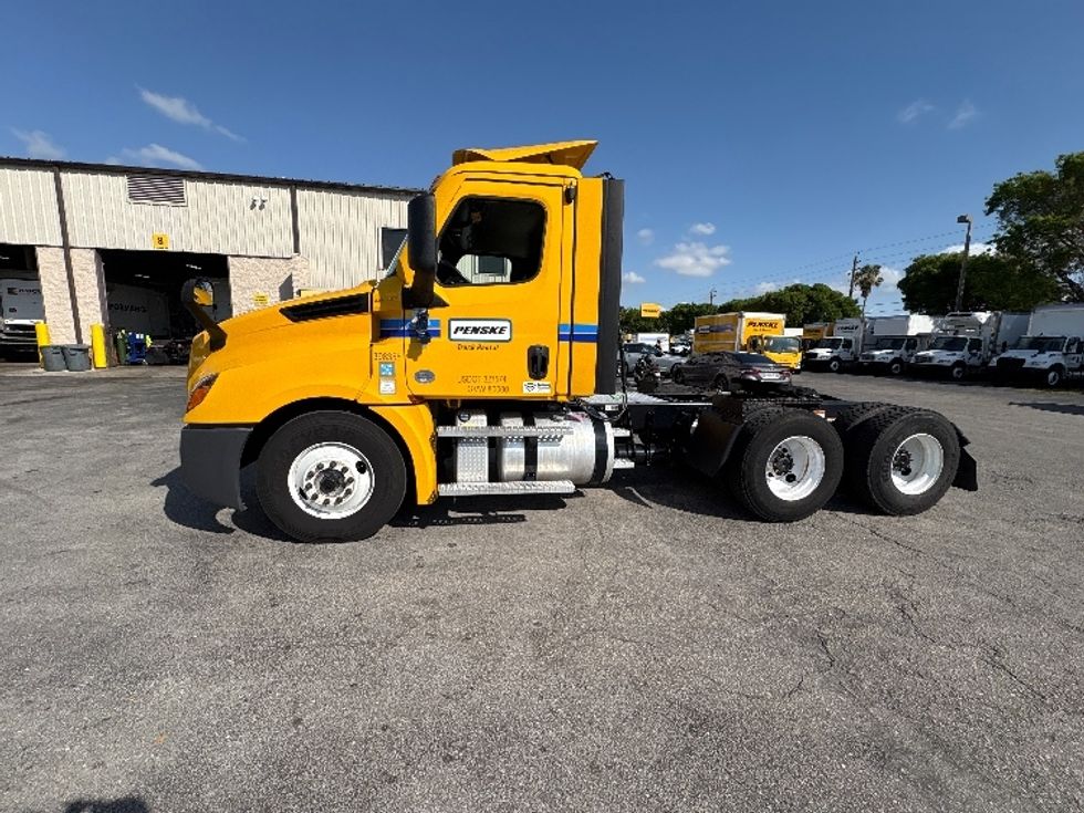 Day Cab Tractor-Heavy Duty Tractors-Freightliner-2022-T12664ST-Miami-FL-162,913\n\t\tmiles-$ 80,750 - Image 4