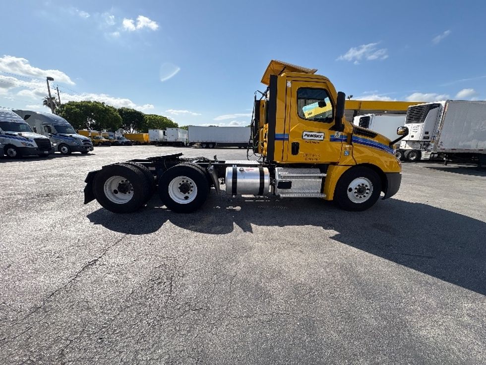 Day Cab Tractor-Heavy Duty Tractors-Freightliner-2022-T12664ST-Miami-FL-162,913\n\t\tmiles-$ 80,750 - Image 8