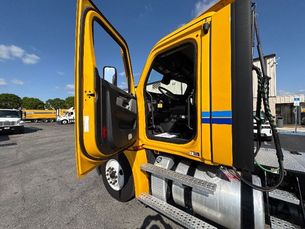 Day Cab Tractor-Heavy Duty Tractors-Freightliner-2022-T12664ST-Miami-FL-162,913\n\t\tmiles-$ 80,750 - Image 9