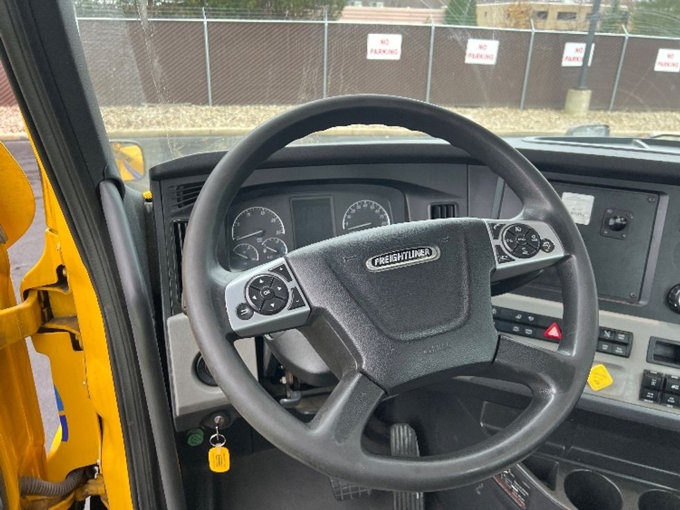 Day Cab Tractor-Heavy Duty Tractors-Freightliner-2022-T12664ST-Middlefield-OH-473,184\n\t\tmiles-$ 49,250 - Image 11