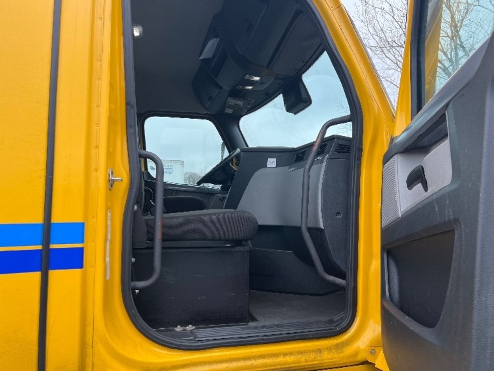 Day Cab Tractor-Heavy Duty Tractors-Freightliner-2022-T12664ST-Middlefield-OH-473,184\n\t\tmiles-$ 49,250 - Image 12