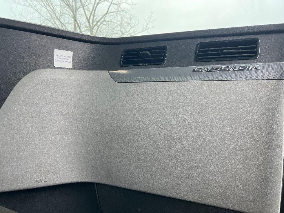 Day Cab Tractor-Heavy Duty Tractors-Freightliner-2022-T12664ST-Middlefield-OH-473,184\n\t\tmiles-$ 49,250 - Image 13