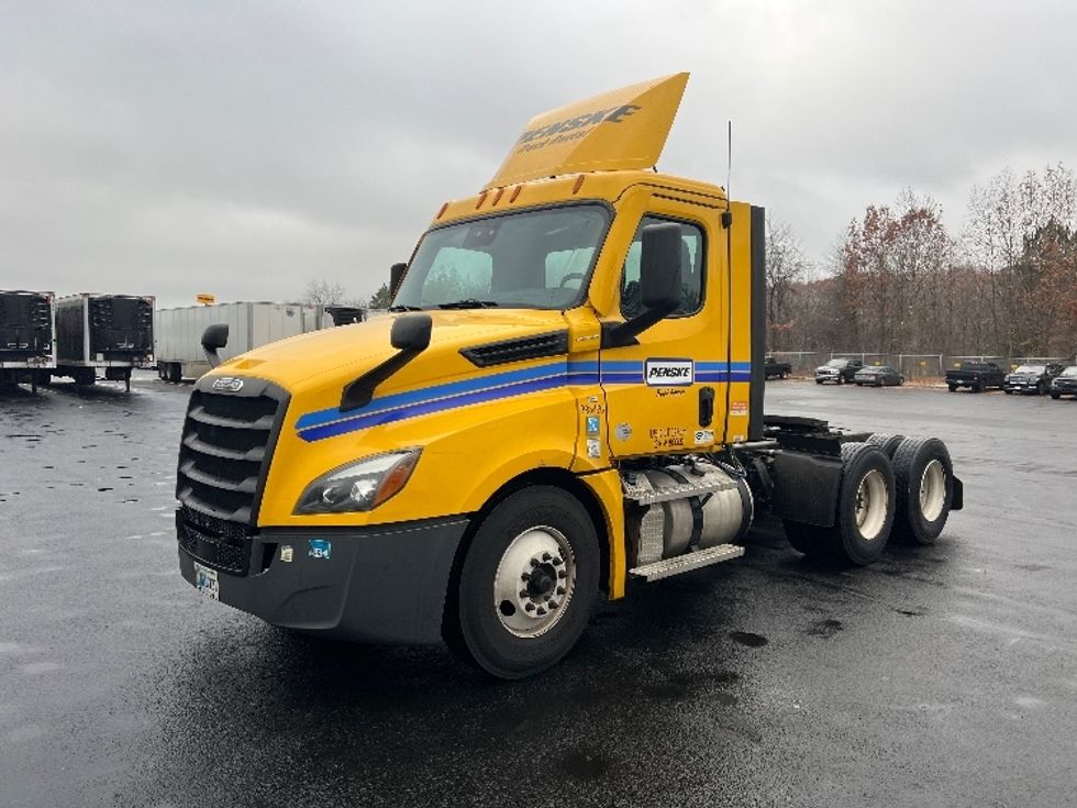 2022 Freightliner Cascadia 126" Day cab photo 3