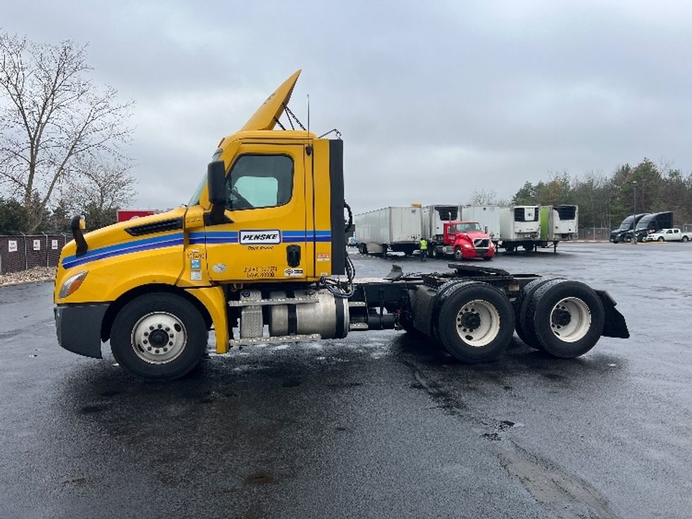 2022 Freightliner Cascadia 126" Day cab photo 4