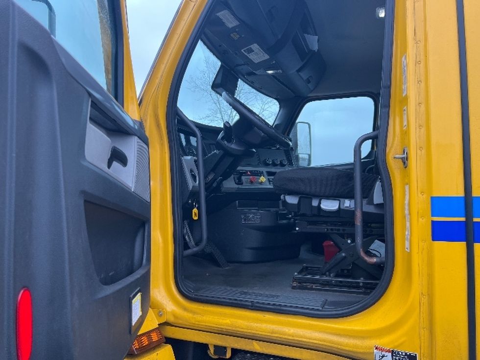 Day Cab Tractor-Heavy Duty Tractors-Freightliner-2022-T12664ST-Middlefield-OH-473,184\n\t\tmiles-$ 49,250 - Image 9