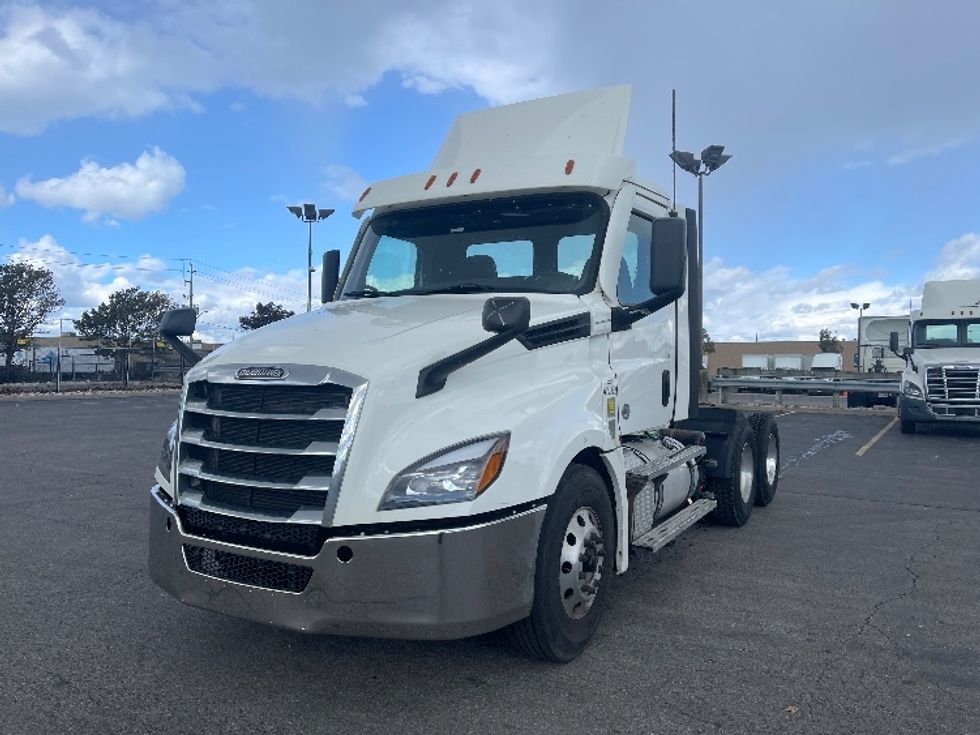 Day Cab Tractor-Heavy Duty Tractors-Freightliner-2022-T12664ST-Mississauga-ON-758,235\n\t\tkm-$ 70,750 - Image 1