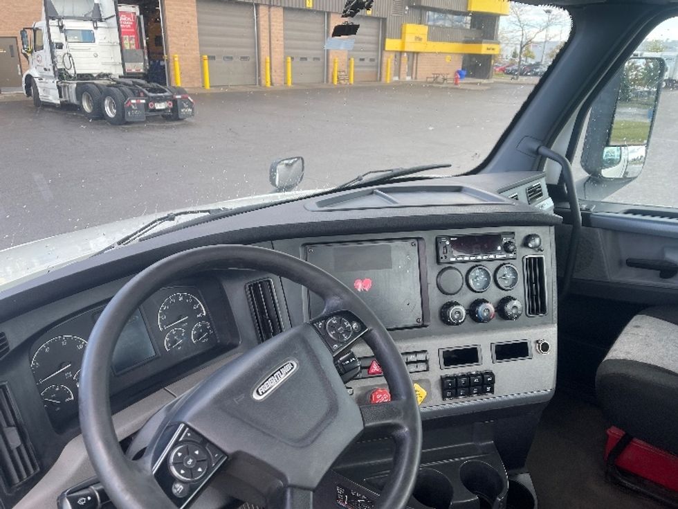 Day Cab Tractor-Heavy Duty Tractors-Freightliner-2022-T12664ST-Mississauga-ON-758,235\n\t\tkm-$ 70,750 - Image 10