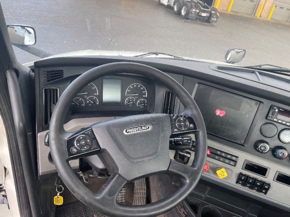 Day Cab Tractor-Heavy Duty Tractors-Freightliner-2022-T12664ST-Mississauga-ON-758,235\n\t\tkm-$ 70,750 - Image 11